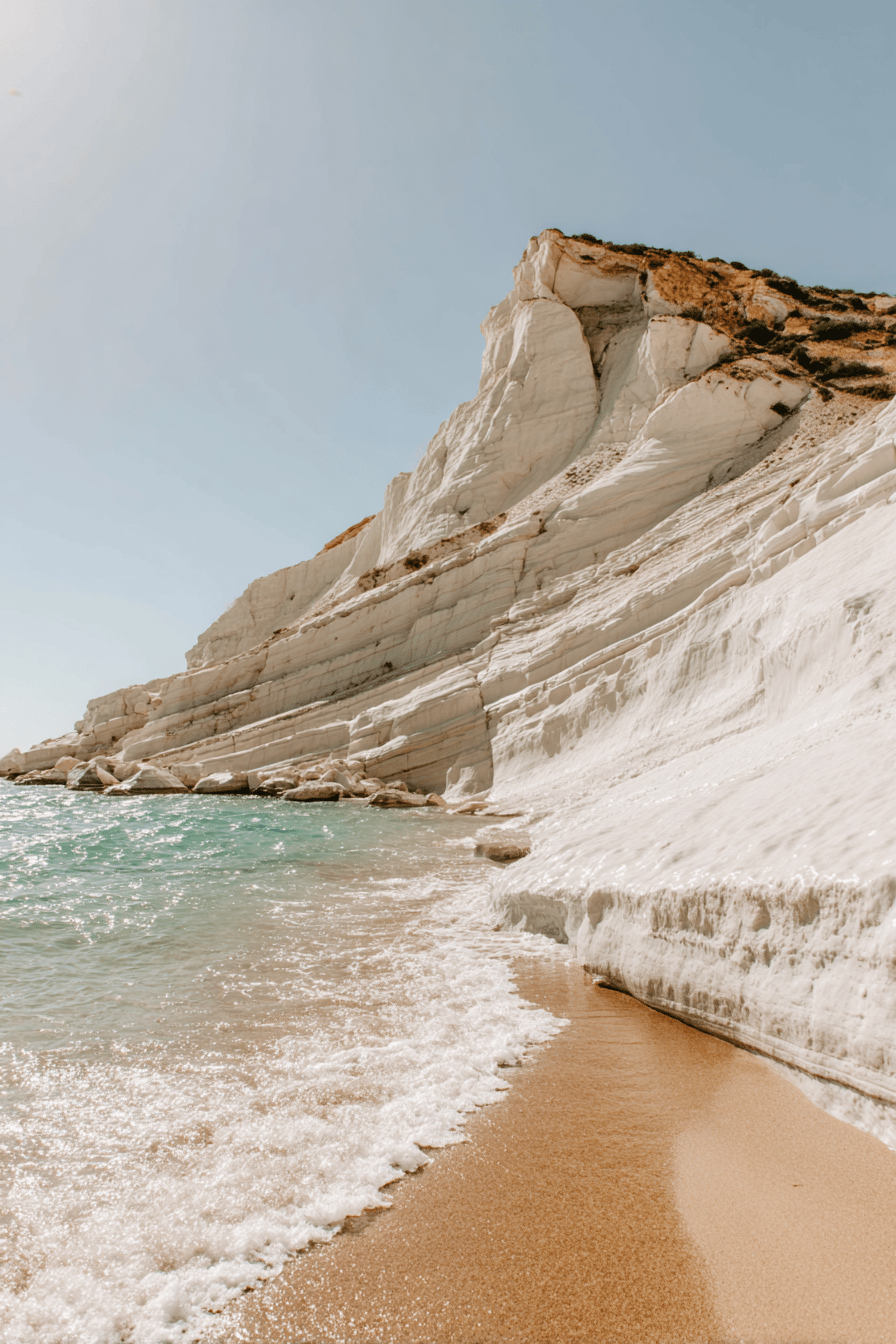 Weiße Kalksteinklippen der Scala dei Turchi an einem sonnigen Strandtag